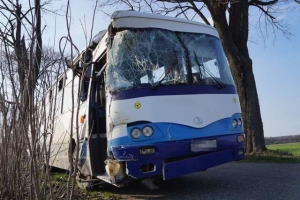 Wypadek szkolnego autobusu. 10 dzieci w szpitalu.