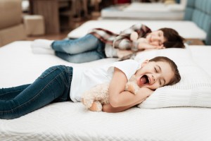 Materac piankowy dla dziecka? O wadach i zaletach mówią specjaliści z SleepMed