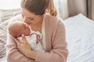 3 sposoby na podnoszenie noworodka. Zobacz, o czym musisz pamiętać