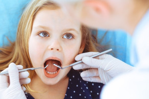 Jak wygląda pierwsza wizyta dziecka u ortodonty?
