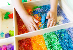 Czym są zabawki sensoryczne? Czy są wskazane dla Twojego dziecka?