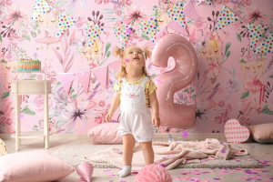 Różowa fototapeta - pozytywny akcent w pokoju Twojej córeczki