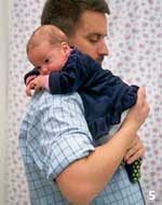 Jak nosić i trzymać niemowlę