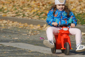 Jaki jeździk dla rocznego dziecka? Poradnik wyboru
