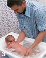Kąpiel noworodka w wanience