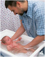 Kąpiel noworodka w wanience