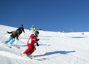 Nauka jazdy na nartach: kursy dla początkujących i powracających na stoki