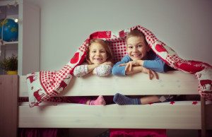 Łóżka piętrowe dla dzieci bez tajemnic! Zalety i wady nowoczesnych mebli sypialnianych