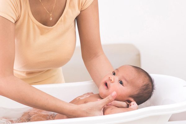 jak kąpać niemowlę w wanience