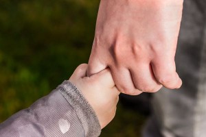 Ograniczenie władzy rodzicielskiej - czym jest, kiedy może się pojawić i jakie działania może podjąć sąd