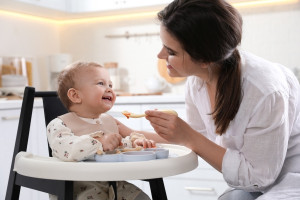 Rozszerzanie diety: zasady wprowadzania nowych pokarmów w diecie niemowlęcia