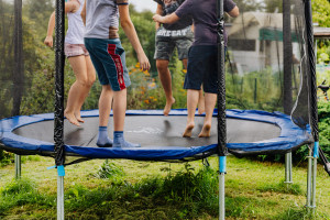 Trampoliny do skakania dla dzieci - dlaczego warto kupić?