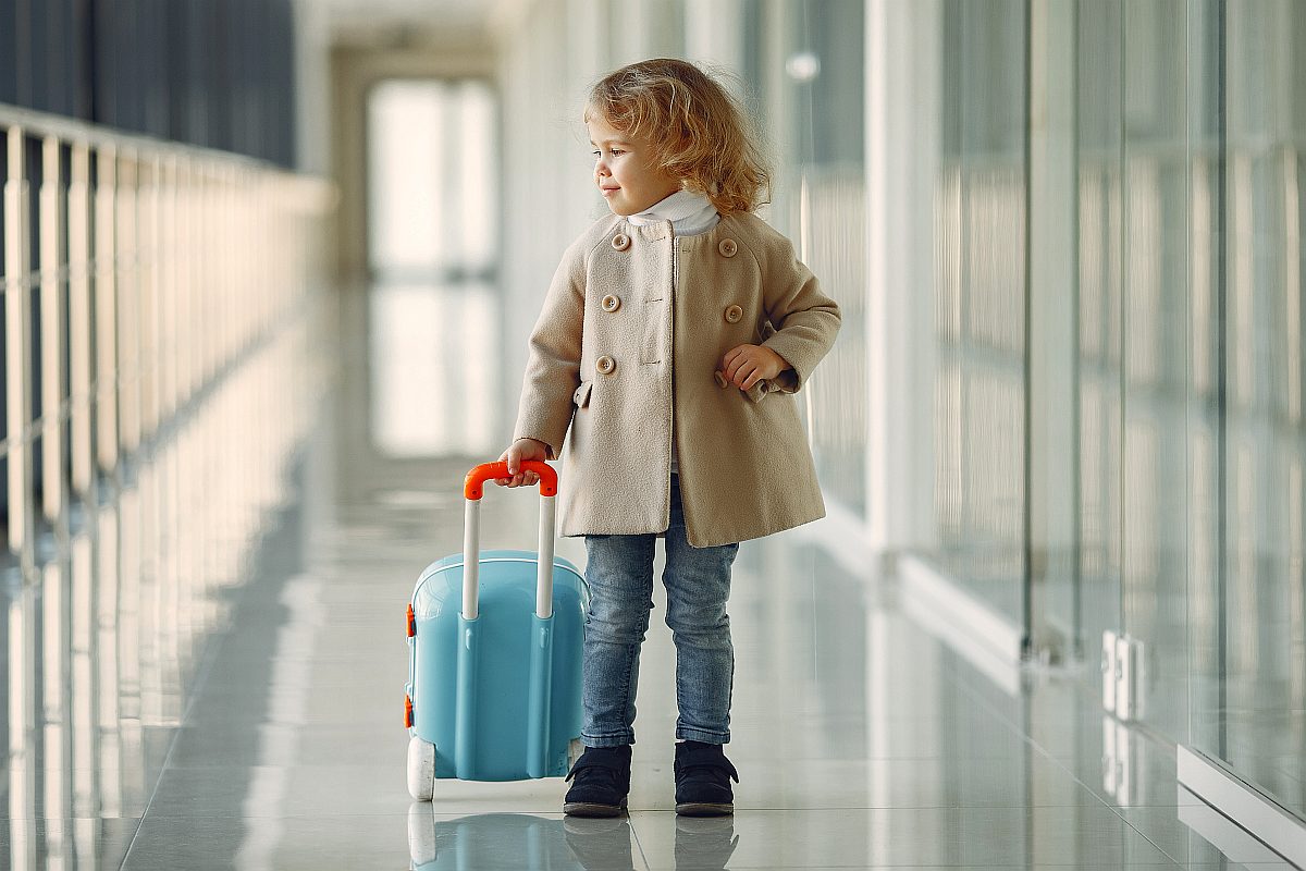 Podróżowanie z dzieckiem - sprawdź, jak zadbać o komfort malucha już na lotnisku